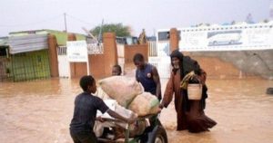 Inondations à Niamey, Issoufou chausse ses bottes pour constater les dégâts