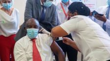Le président Cyril Ramaphosa donne l'exemple et se fait vacciner (2)