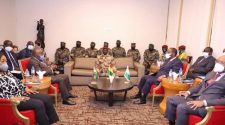 Transition en Guinee: la Cédéao prend-elle le contrepied de l’OIF ?
