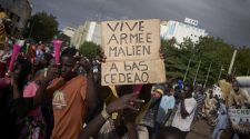 Démonstration de force: la junte malienne ne lâche rien