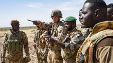 Crise franco-malienne: « Il y a un problème de logique », s’étonne Komi Koutché