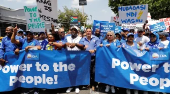 Délestages en Afrique du Sud : des milliers de personnes protestent dans les rues
