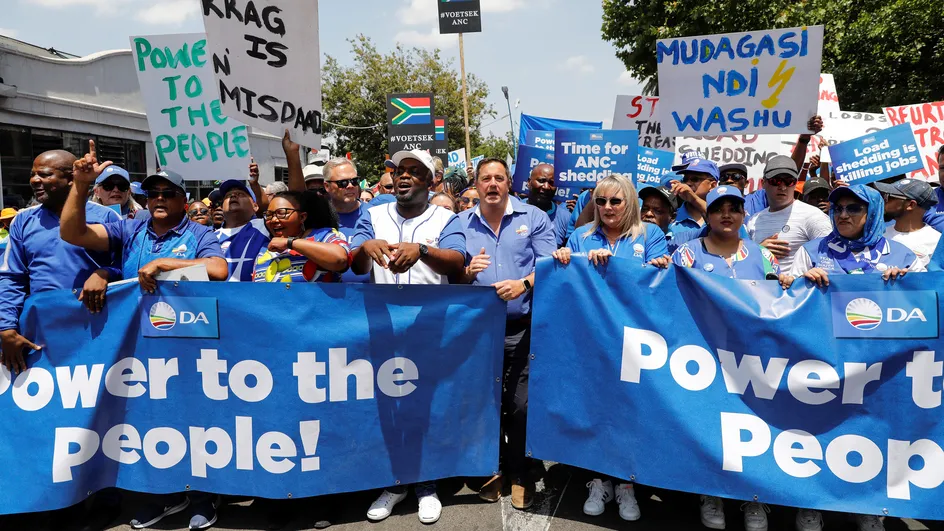 Délestages en Afrique du Sud : des milliers de personnes protestent dans les rues