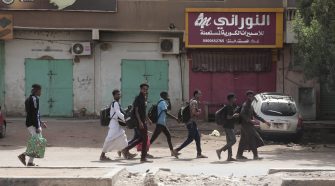 Soudan : les habitants de Khartoum fuient les combats
